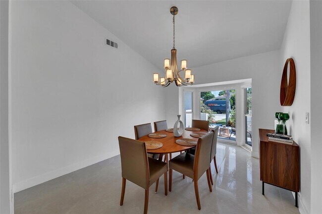 Building Photo - 9585 Carousel Cir S