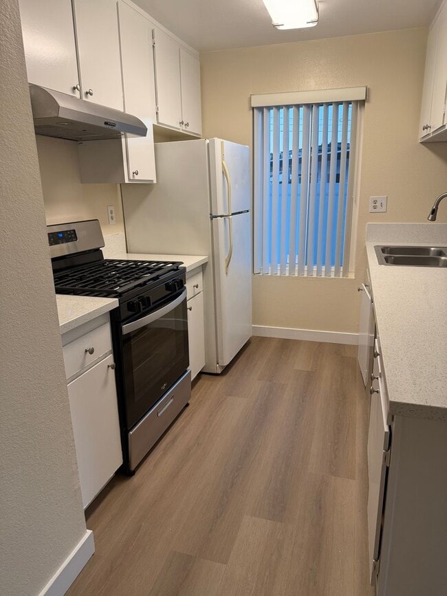 Building Photo - 8266-8266 Linden Rd