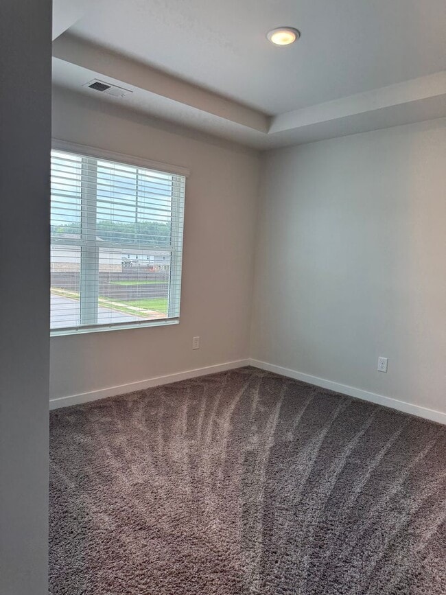 Building Photo - Spacious 3-Bedroom Home with Loft – Minute...