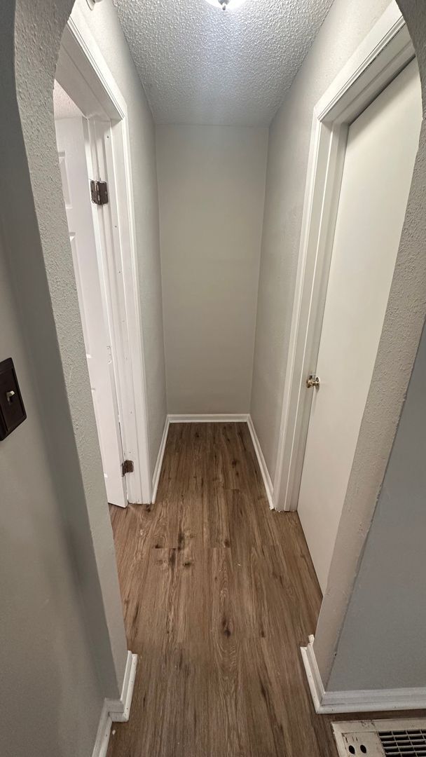 Building Photo - $575 - 1 bed 1 bath Duplex