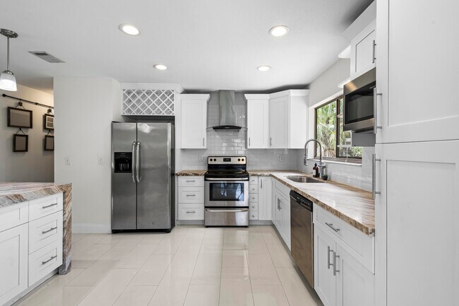 Building Photo - 766 SW Belmont Cir