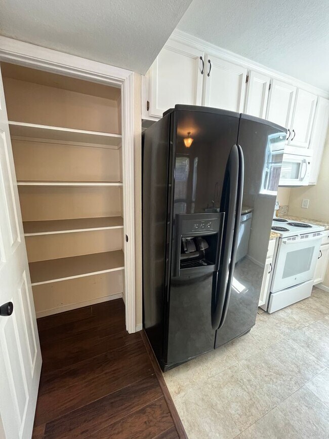 Building Photo - Spacious 3bed 2.5bath 2 story home available now!