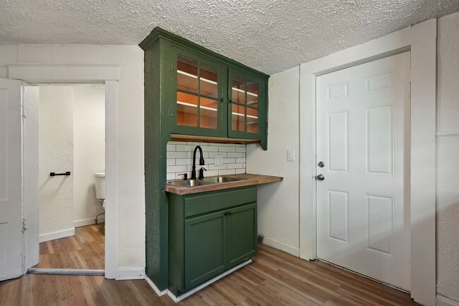 Building Photo - 422 N Thompson St