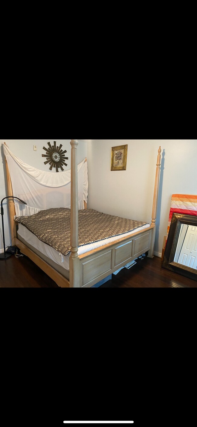 King bed - 1220 Reserve Way