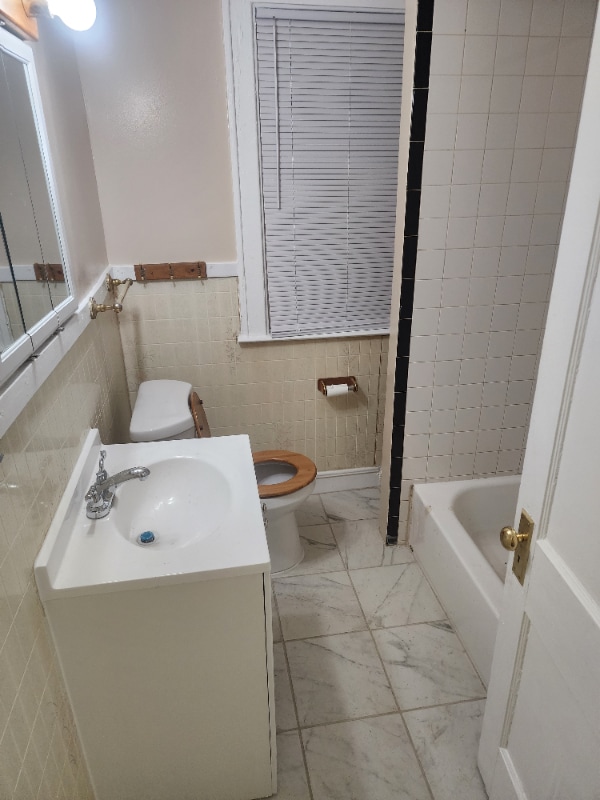 Building Photo - 9775 Chenlot St