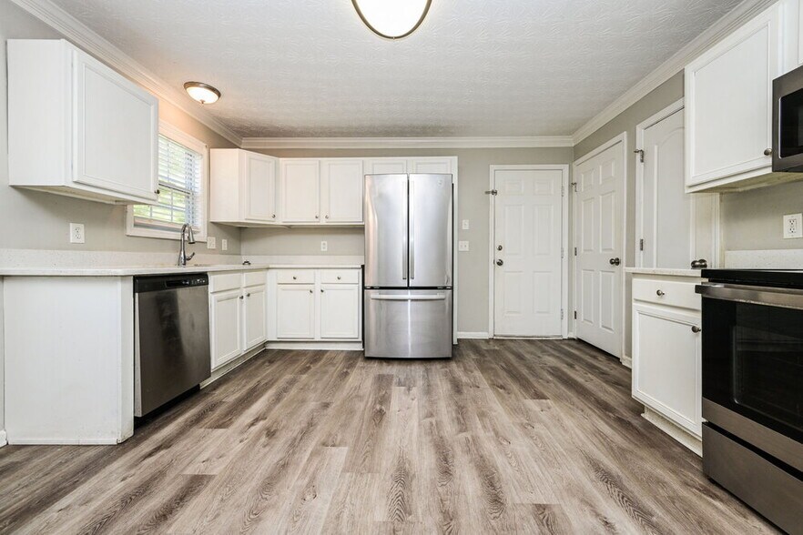 Building Photo - 145 Trelawney Ln