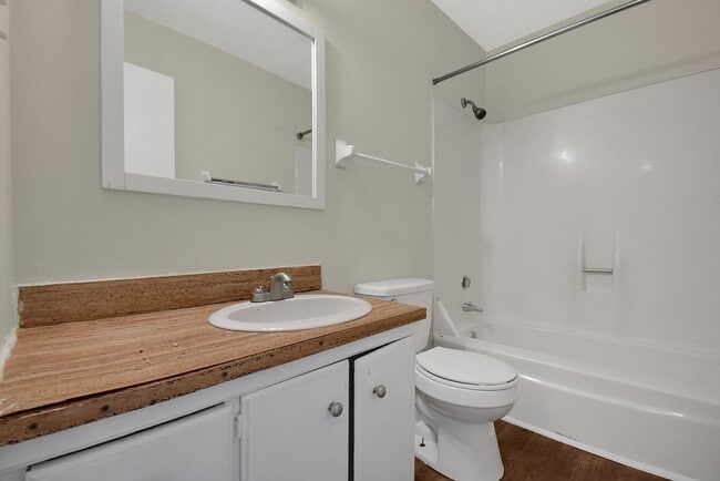 Building Photo - 3 Bed Spacious Apartmnet