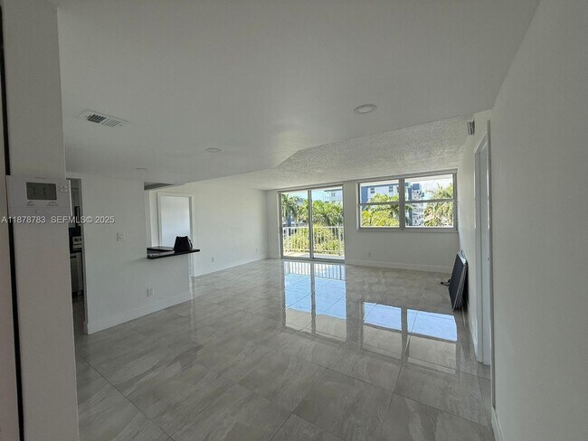 Building Photo - 16546 NE 26th Ave