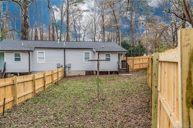 Building Photo - Two Bedroom Duplex Great Features and Comf...