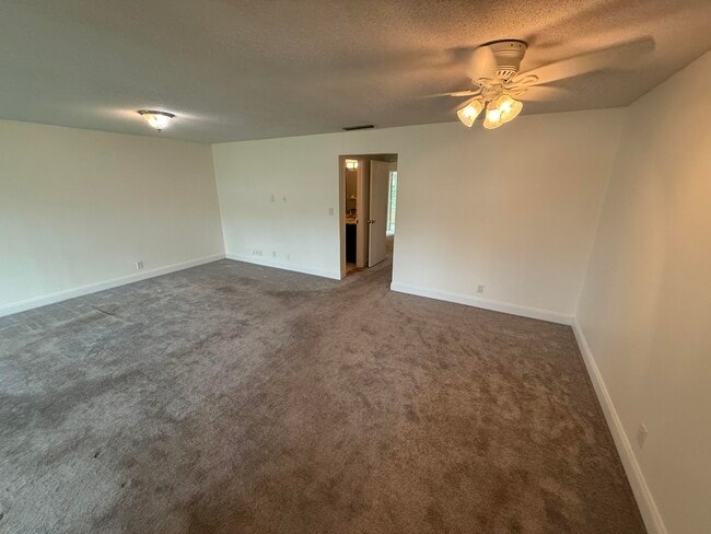 Building Photo - 250 N High Point