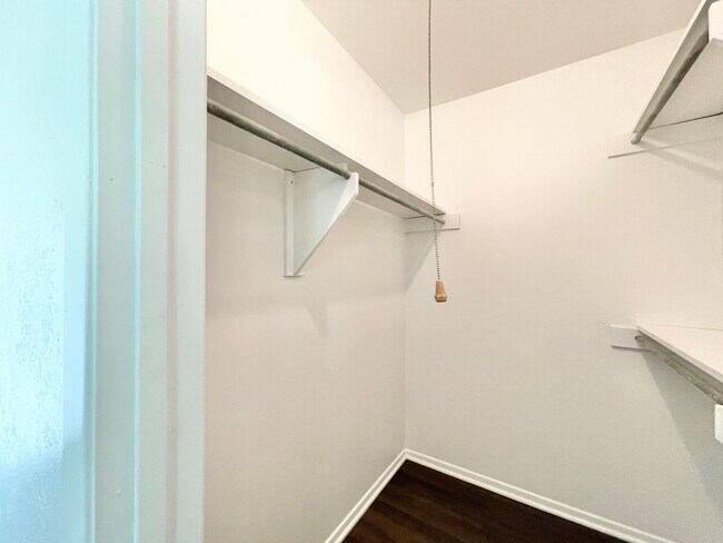 Building Photo - Gorgeous 3/2 recently renovated in homey neighborhood