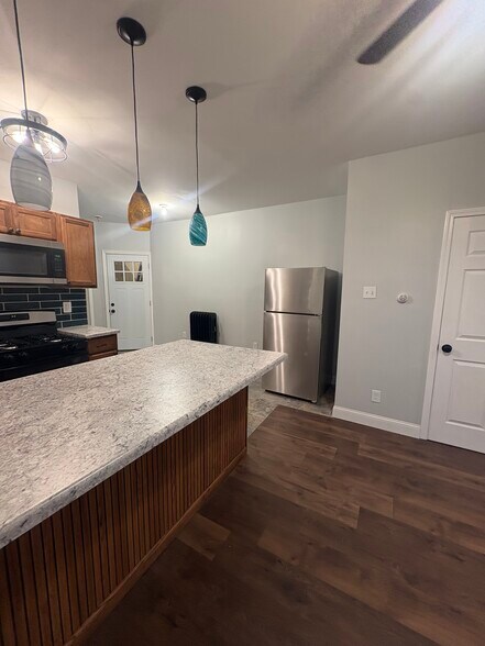 Building Photo - 2212 Portis Ave