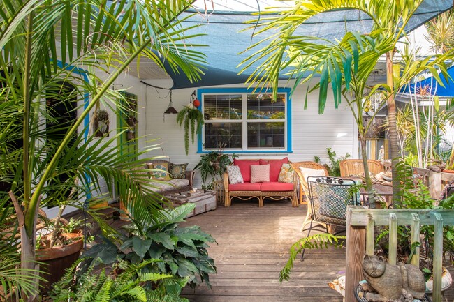 Building Photo - 3 Bedroom 1 bath and 2 half Baths with a g...