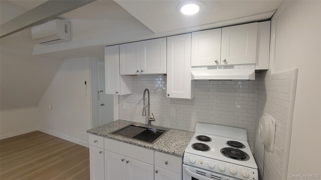 Building Photo - 50 Deepdale Dr