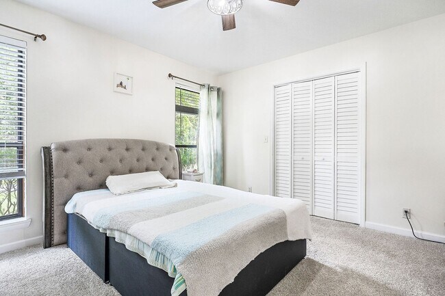 Building Photo - Spacious rental in desirable neighborhood ...