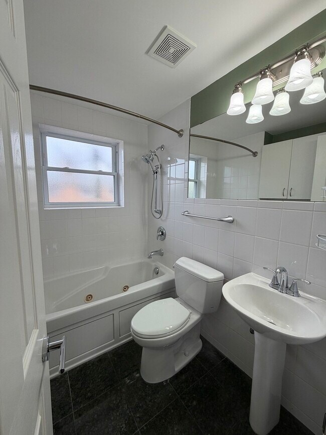 Building Photo - 140 E Northwest Hwy