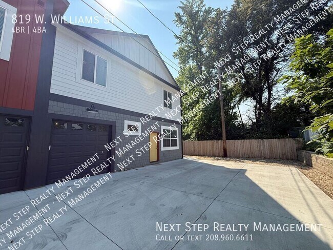 Building Photo - 819 W Williams St