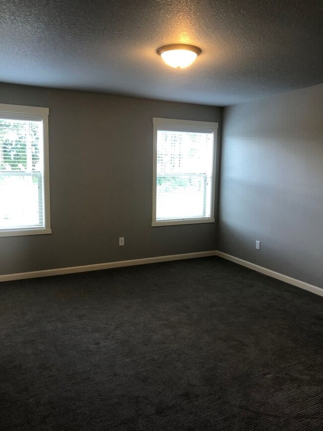 Building Photo - Gorgeous Townhome