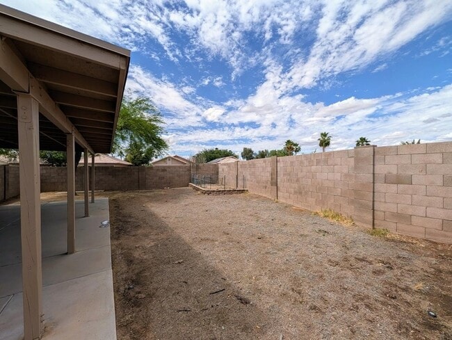 Building Photo - 15746 W Elm St