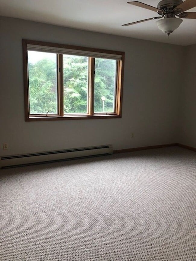 Building Photo - Spacious 2BR/1BA Condo Available February 15th!! - Great Residential Location!