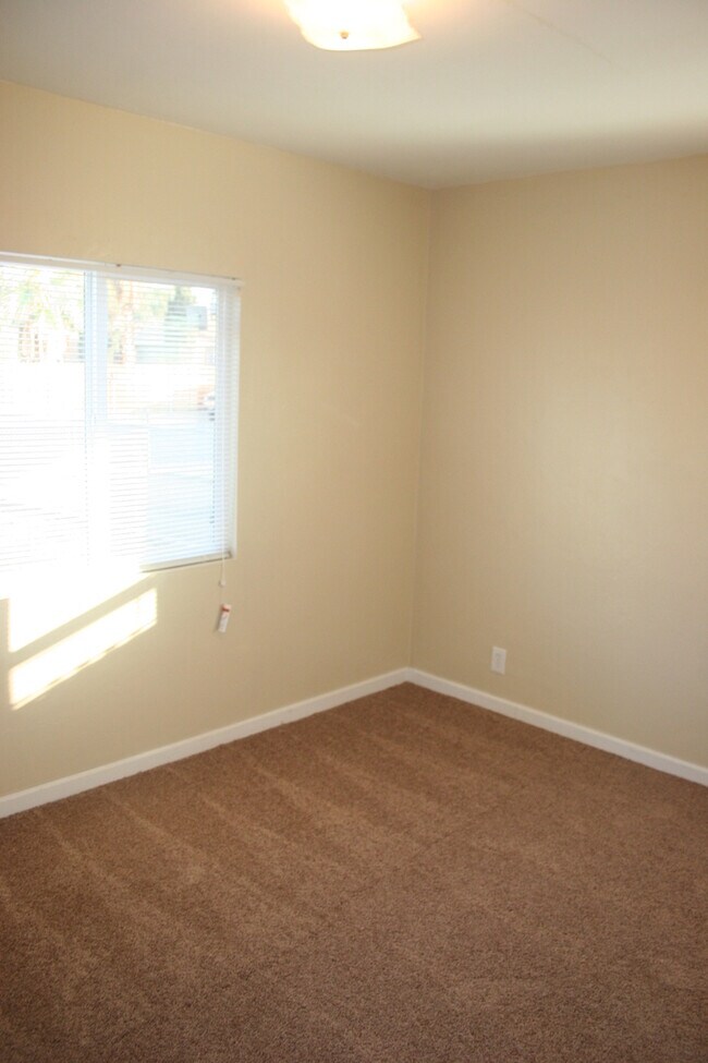 Building Photo - 3 bd 1 bath Southeast 93307 Mt. Vernon & V...