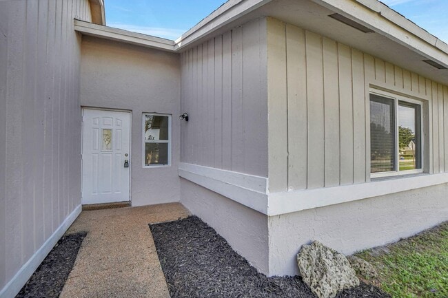 Building Photo - 9632 Saddlebrook Dr