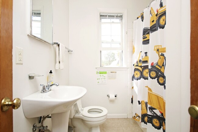 Building Photo - Walkable Top-Floor 2BR Near UVA Grounds, Medical Center & Downtown