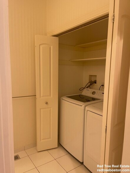 Building Photo - 901 W Roxbury Pky