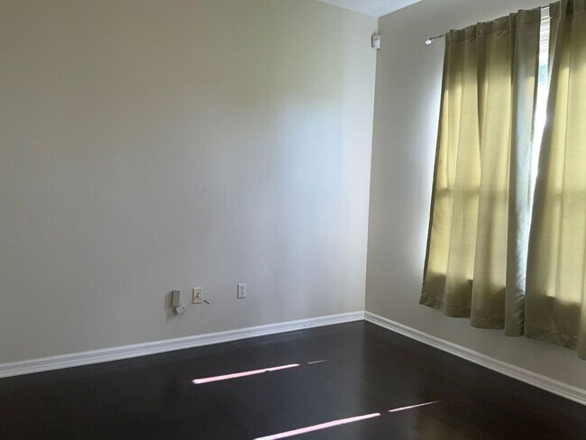 Building Photo - Single family home with 3 bedrooms, 2.5 ba...