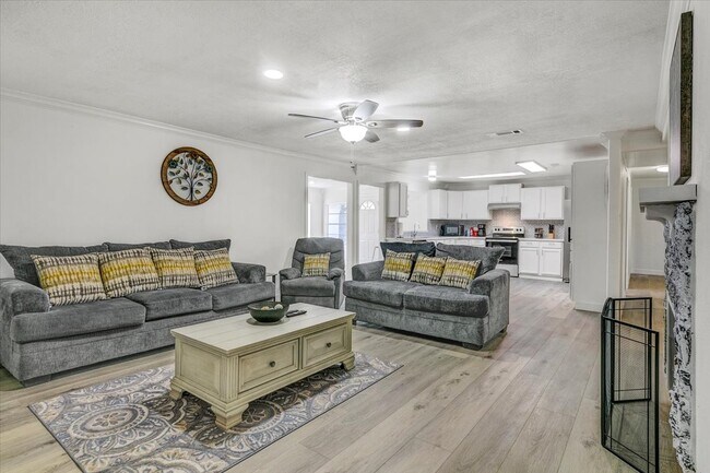 Building Photo - 185 Weiss Bluff Rd