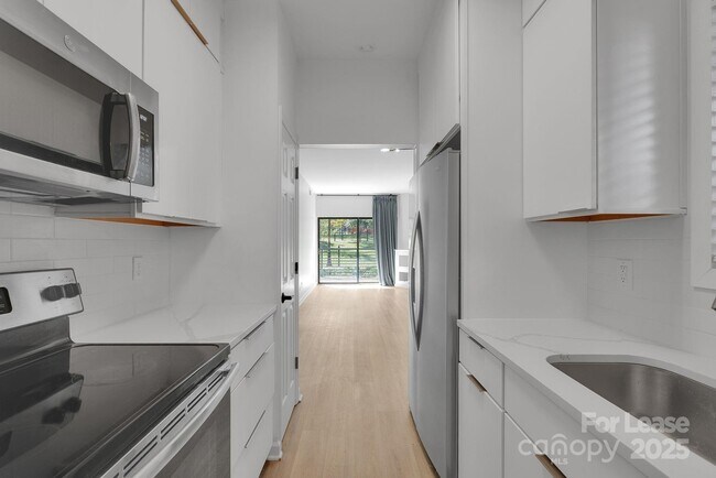 Building Photo - 224 N Poplar St