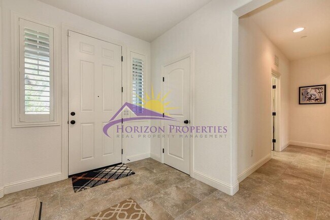 Building Photo - Beautiful 3 Bed 2.5 Bath 1,983sqft single family home with New LVP Flooring & 3-Car Garage in Ana...