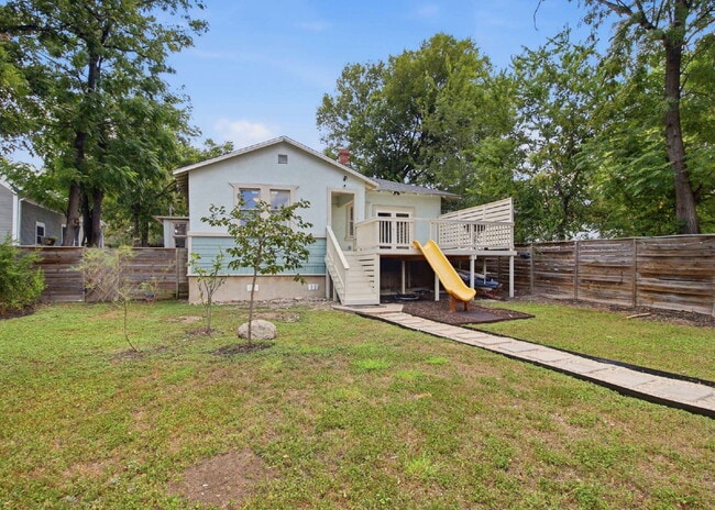 Building Photo - Updated 3 Bedroom Home with Modern Finishes Near Everything Downtown!