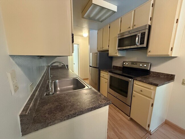 Building Photo - 1 bed 1 bath available in the Arden area of Sacramento!
