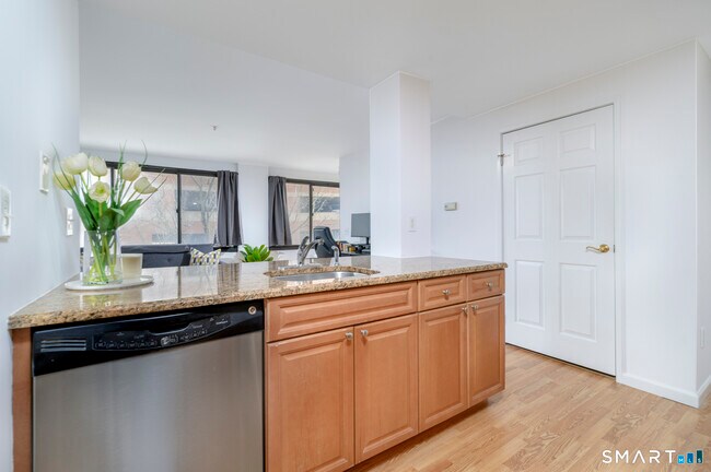 Building Photo - 300 Broad St