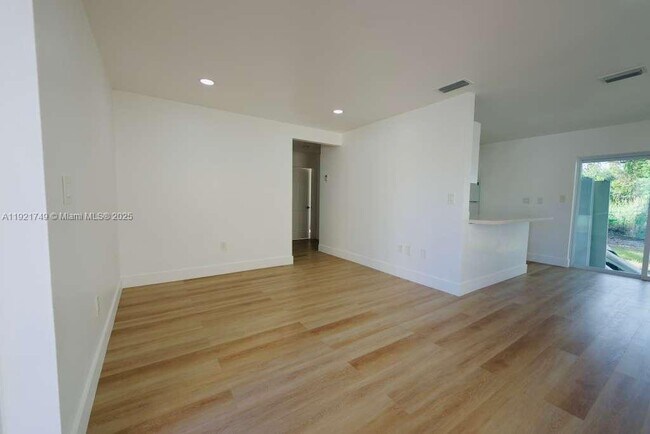 Building Photo - 11316 Peachtree Dr