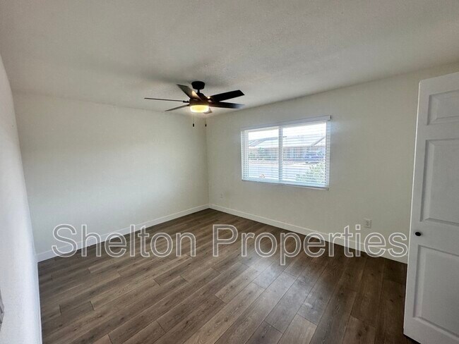 Building Photo - 10806 W Camelot Cir