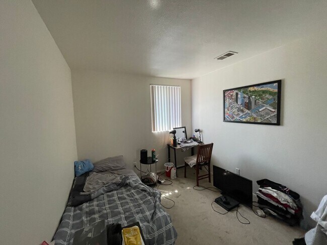 Building Photo - Amazing 4 Bedroom in the Heart of SD!
