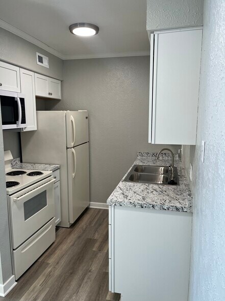 Building Photo - 505 Clough St