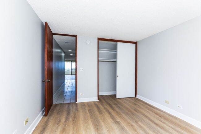 Building Photo - Naniwa Gardens - 1 bdrm/1 bath/1 covered p...