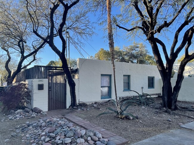 Building Photo - 2548 E 3rd St