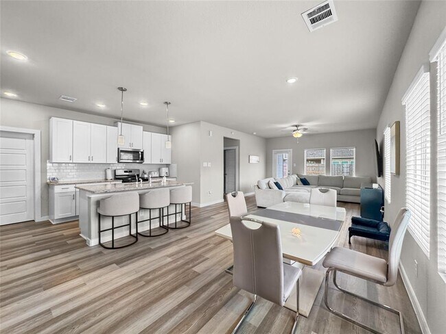 Building Photo - 18602 Etta Pnes Cir