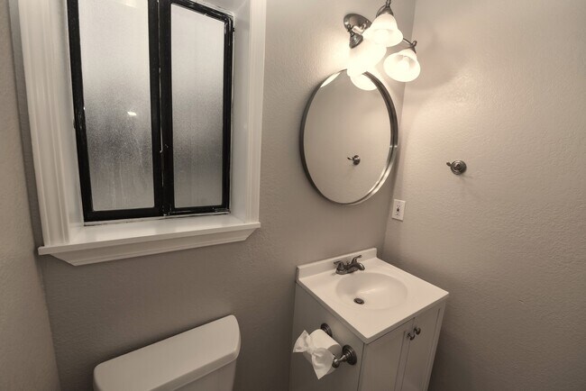 Building Photo - 2455 Knollwood Dr