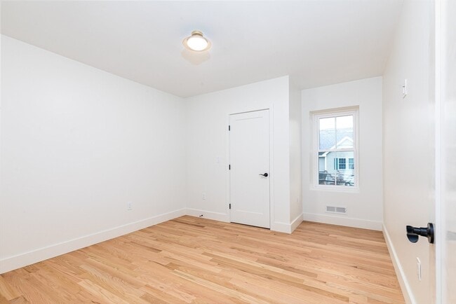 Building Photo - 34 Waverly Pl