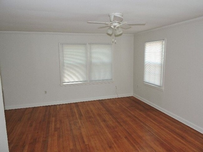 Building Photo - Fantastic 1/2 of Duplex in Desirable Garde...
