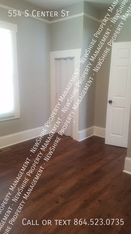 Building Photo - 554 S Center St