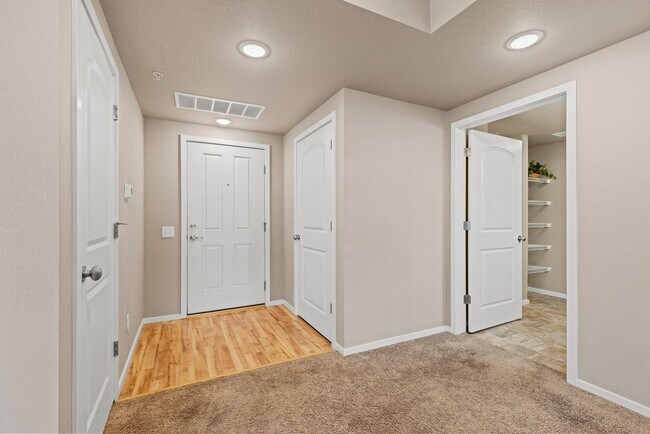 Building Photo - Clean and Modern Ground-Floor Condo with C...