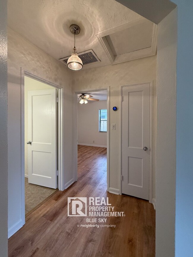 Building Photo - Updated South Tampa Pool Home with Fenced ...