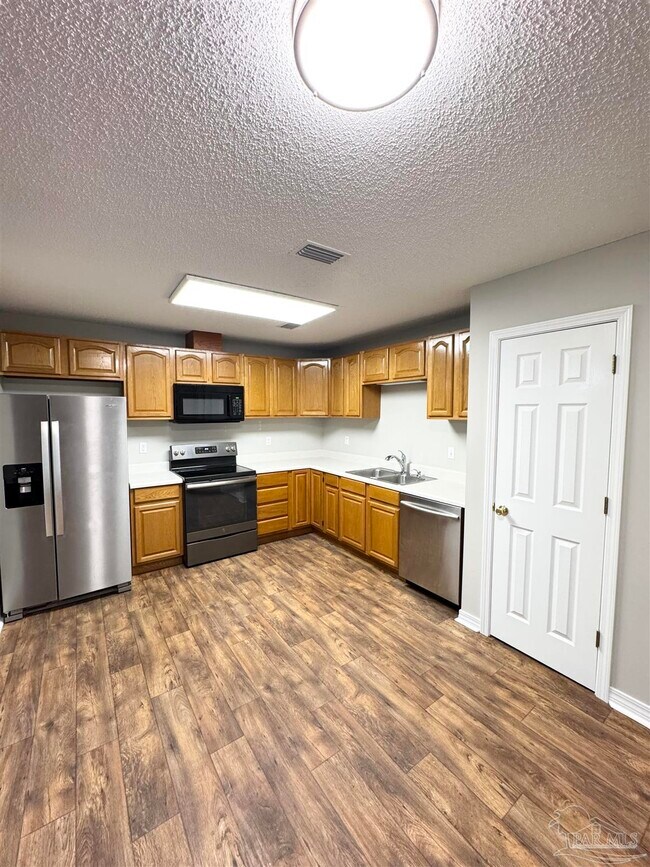 Building Photo - 5661 Fairview Dr