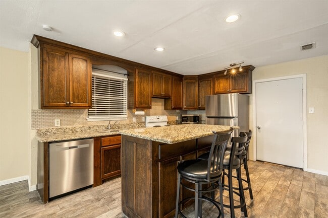 Building Photo - 104 Hackberry Ln